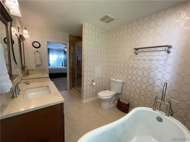 200 Deerwood Lane, Grand Island, NY 14072