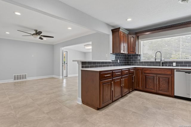 134 Longridge Dr, San Antonio, TX 78228