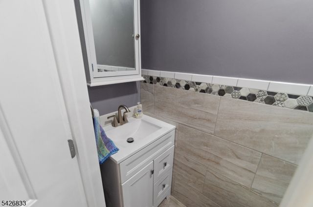 41 Cooper Ave, Roseland Boro, NJ 07068