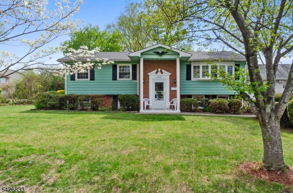 41 Cooper Ave, Roseland Boro, NJ 07068