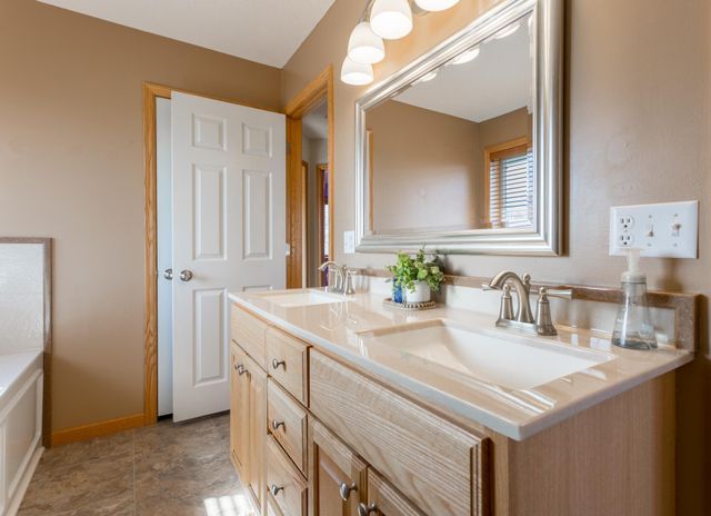 290 Pendryn Hill Overlook, Woodbury, MN 55125