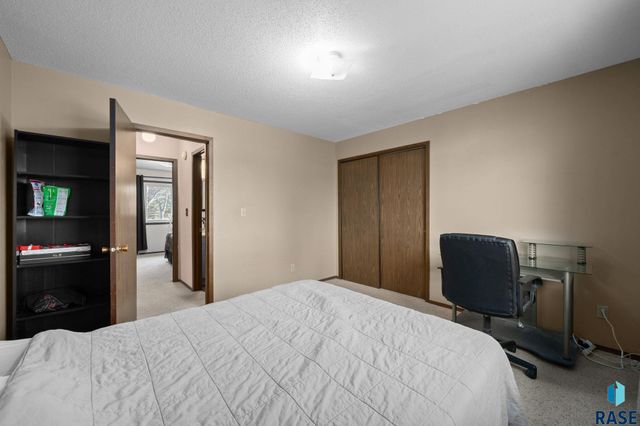 2427 S Center Ave Avenue, Sioux Falls, SD 57105