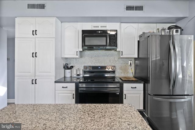 32 HARWOOD RD, Marlton, NJ 08053