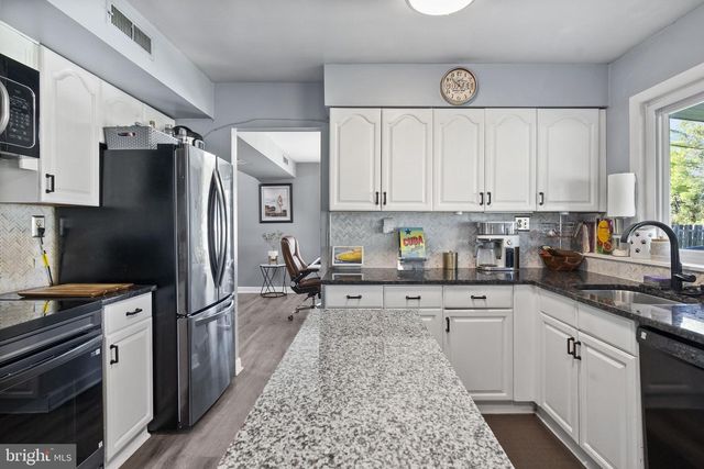 32 HARWOOD RD, Marlton, NJ 08053