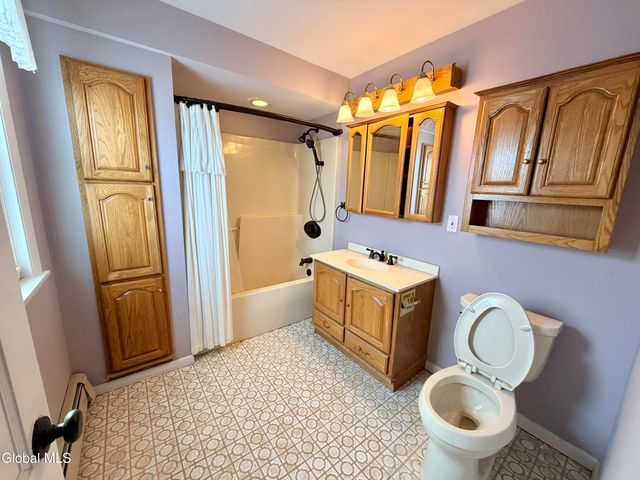 11 Crescent Avenue, Amsterdam, NY 12010