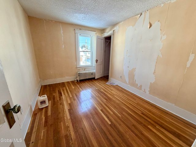 11 Crescent Avenue, Amsterdam, NY 12010