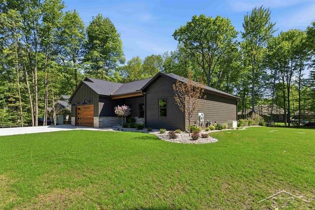 875 S Crooked Tree Lane, Midland, MI 48640