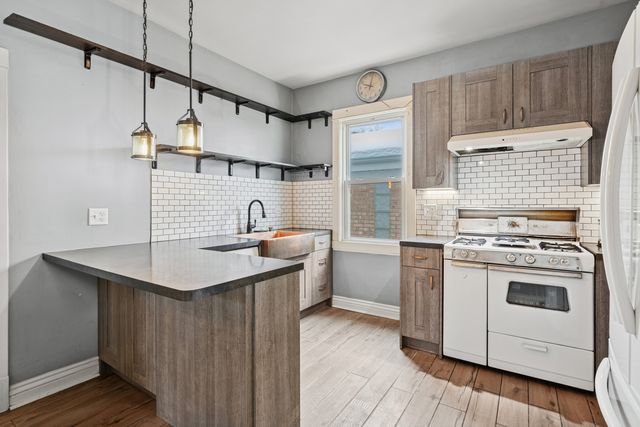 5218 W PATTERSON Avenue, Chicago, IL 60641