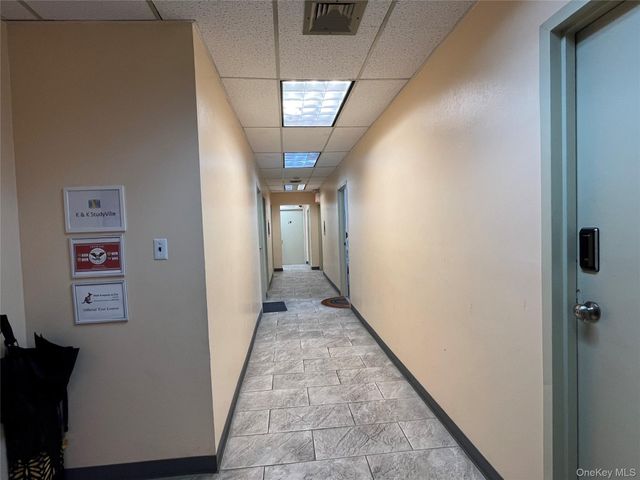 251-11 Northern Blvd 2E, Little Neck, NY 11362