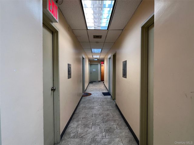 251-11 Northern Blvd 2E, Little Neck, NY 11362