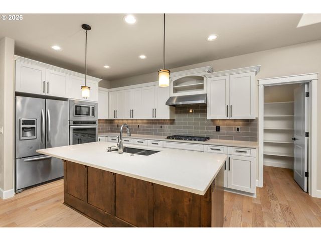 3882 Se PIPERS Dr, Hillsboro, OR 97123