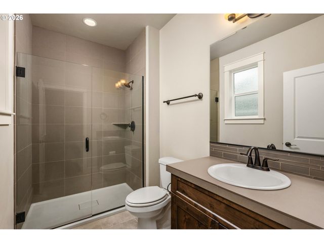 3882 Se PIPERS Dr, Hillsboro, OR 97123