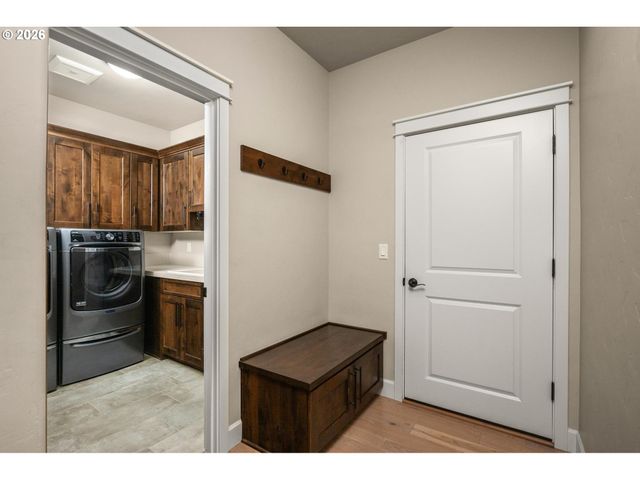 3882 Se PIPERS Dr, Hillsboro, OR 97123