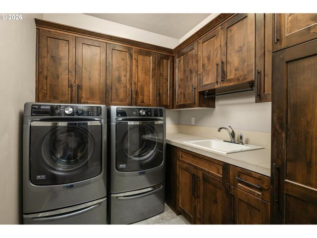 3882 Se PIPERS Dr, Hillsboro, OR 97123