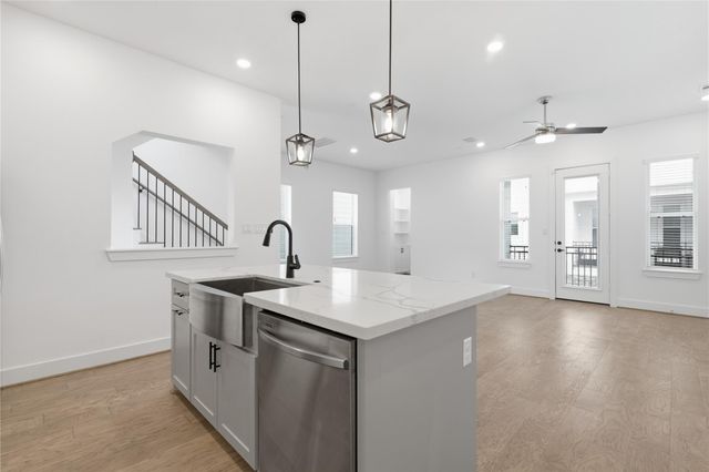 712 W Donovan Street C, Houston, TX 77091