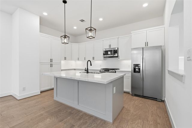 712 W Donovan Street C, Houston, TX 77091