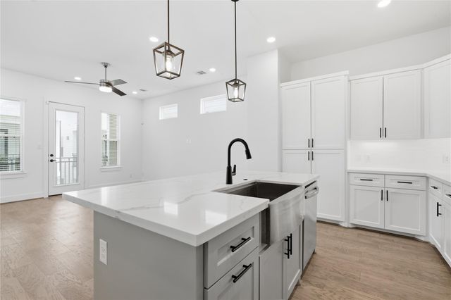 712 W Donovan Street C, Houston, TX 77091
