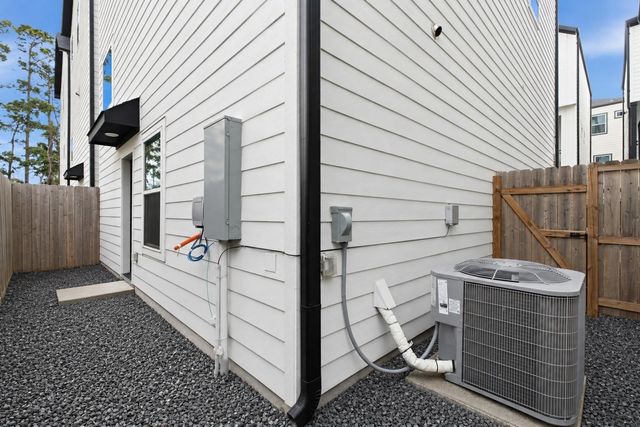 712 W Donovan Street C, Houston, TX 77091