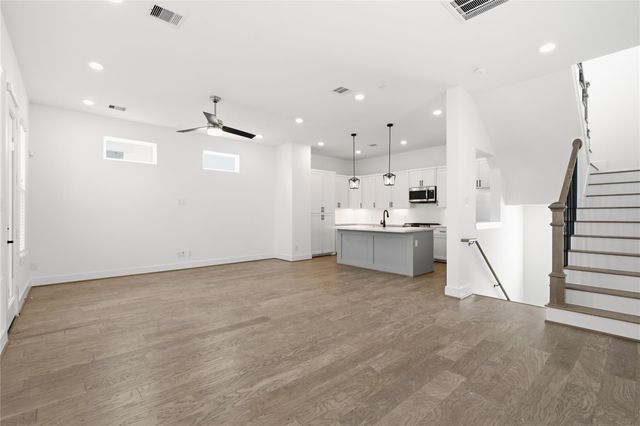 712 W Donovan Street C, Houston, TX 77091
