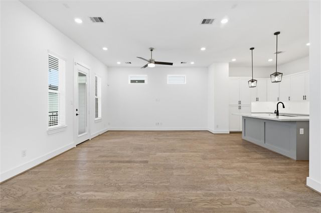 712 W Donovan Street C, Houston, TX 77091
