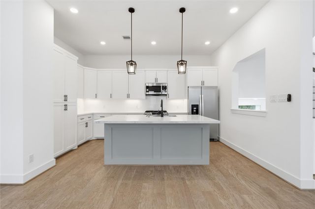 712 W Donovan Street C, Houston, TX 77091