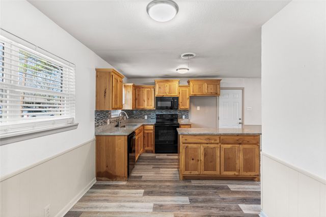 1204 Elmwood Street, Gainesville, TX 76240