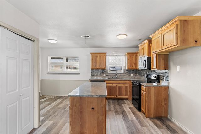 1204 Elmwood Street, Gainesville, TX 76240