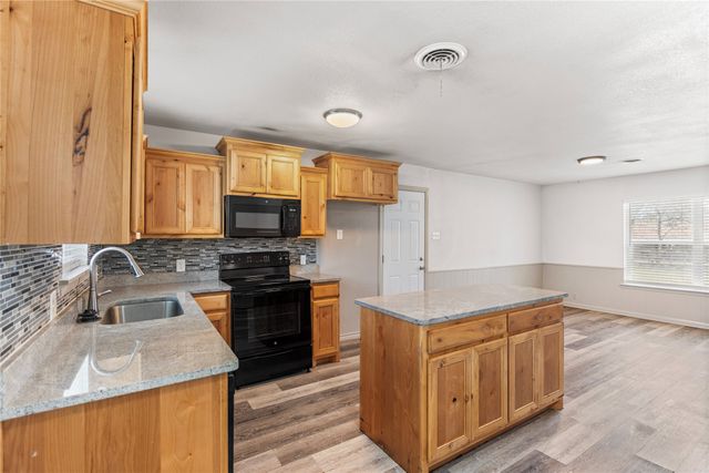 1204 Elmwood Street, Gainesville, TX 76240