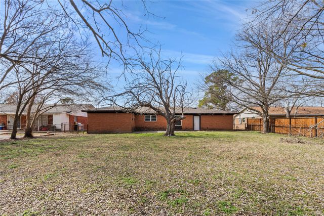 1204 Elmwood Street, Gainesville, TX 76240