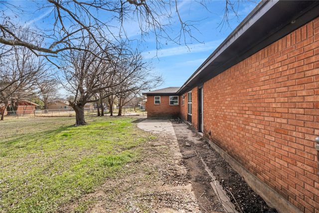 1204 Elmwood Street, Gainesville, TX 76240