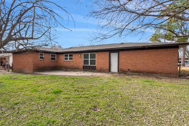 1204 Elmwood Street, Gainesville, TX 76240