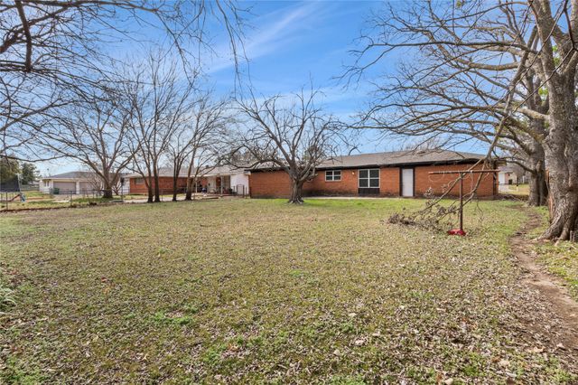 1204 Elmwood Street, Gainesville, TX 76240