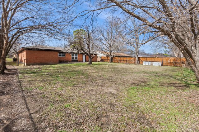1204 Elmwood Street, Gainesville, TX 76240