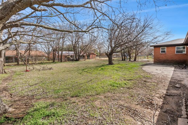 1204 Elmwood Street, Gainesville, TX 76240