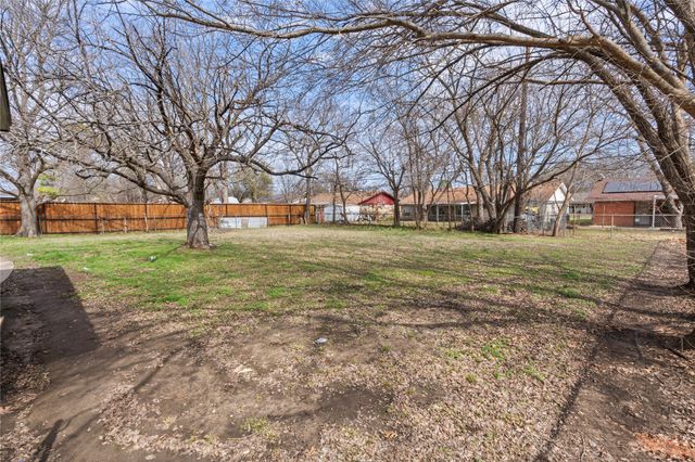 1204 Elmwood Street, Gainesville, TX 76240