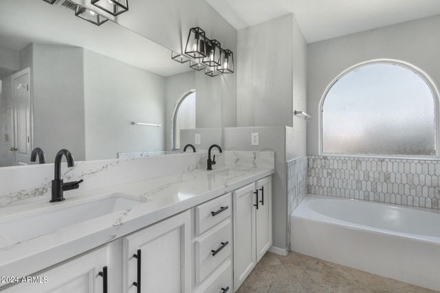 1320 E CHARLESTON Avenue, Phoenix, AZ 85022