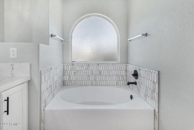 1320 E CHARLESTON Avenue, Phoenix, AZ 85022