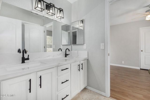 1320 E CHARLESTON Avenue, Phoenix, AZ 85022