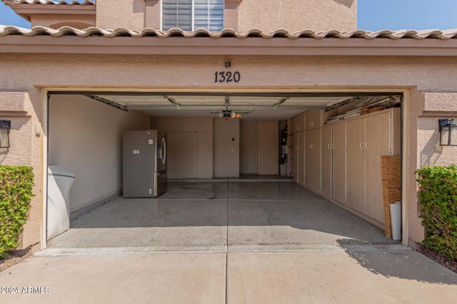 1320 E CHARLESTON Avenue, Phoenix, AZ 85022