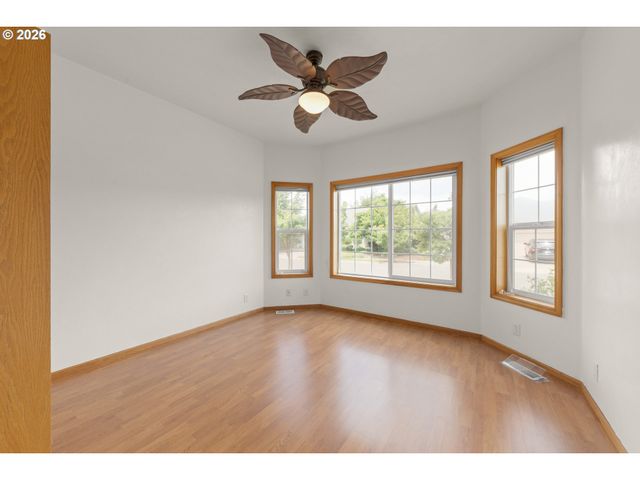 919 OLD ORCHARD Ln, Springfield, OR 97477