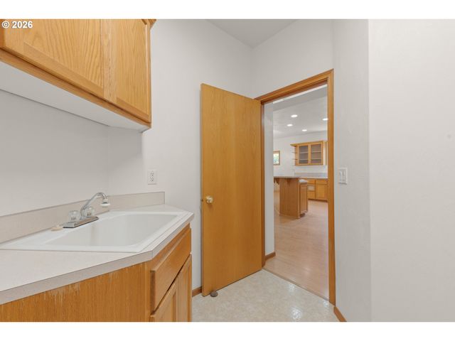 919 OLD ORCHARD Ln, Springfield, OR 97477