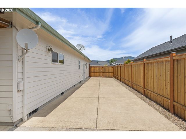 919 OLD ORCHARD Ln, Springfield, OR 97477