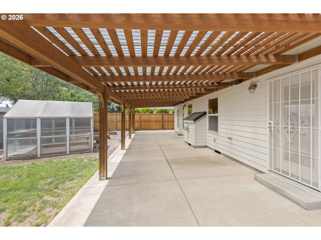 919 OLD ORCHARD Ln, Springfield, OR 97477