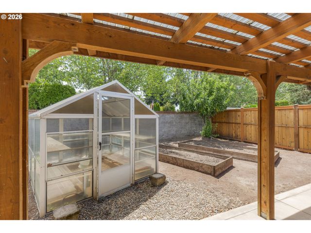 919 OLD ORCHARD Ln, Springfield, OR 97477