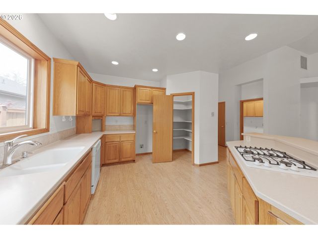 919 OLD ORCHARD Ln, Springfield, OR 97477