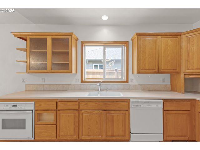 919 OLD ORCHARD Ln, Springfield, OR 97477