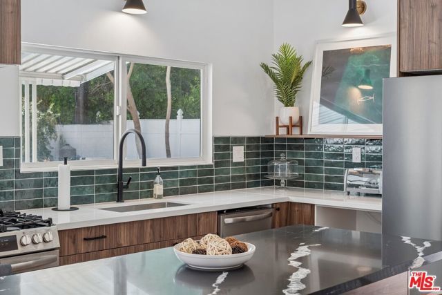 547 N Farrell Drive, Palm Springs, CA 92262