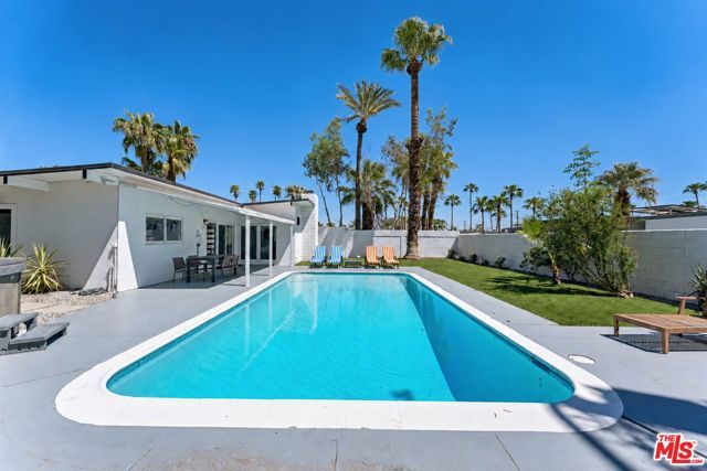 547 N Farrell Drive, Palm Springs, CA 92262