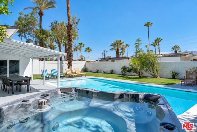 547 N Farrell Drive, Palm Springs, CA 92262
