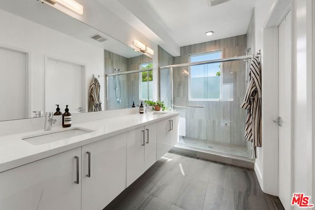 6024 W Beachwood Lane, Los Angeles, CA 90038